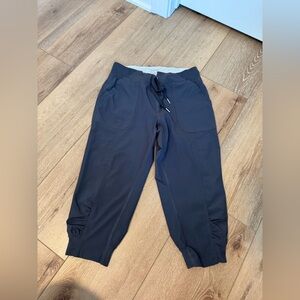 WOMENS CALVIN KLEIN PERFORMANCE CAPRI SIZE SMALL Gray